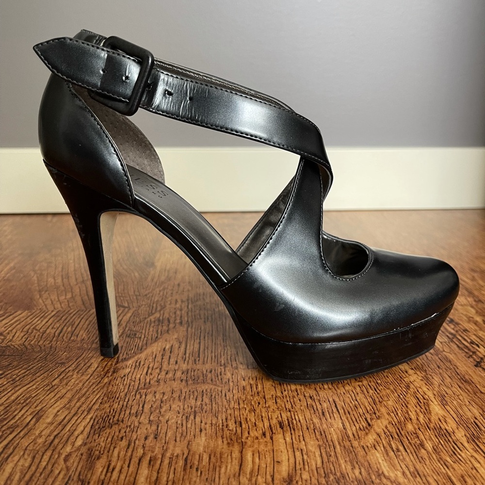 Guess heel. Dark grey. 4.5 inch heel with platform